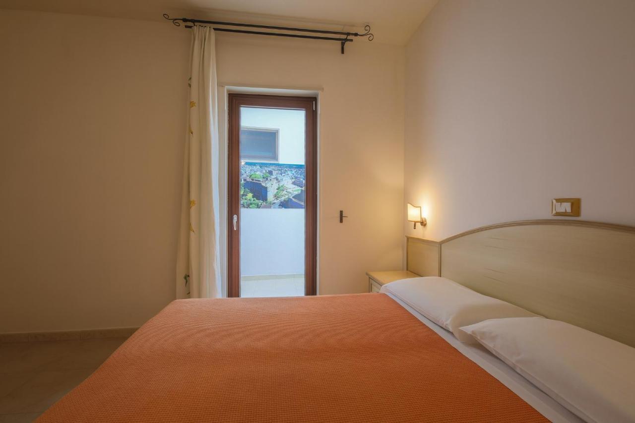 Hotel Corallo Торре-Санта-Сабина Экстерьер фото
