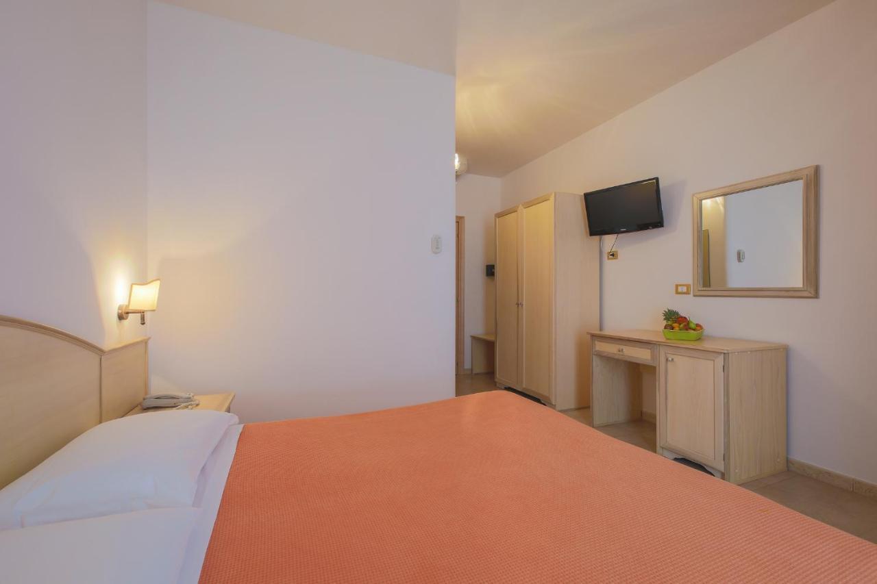 Hotel Corallo Торре-Санта-Сабина Экстерьер фото